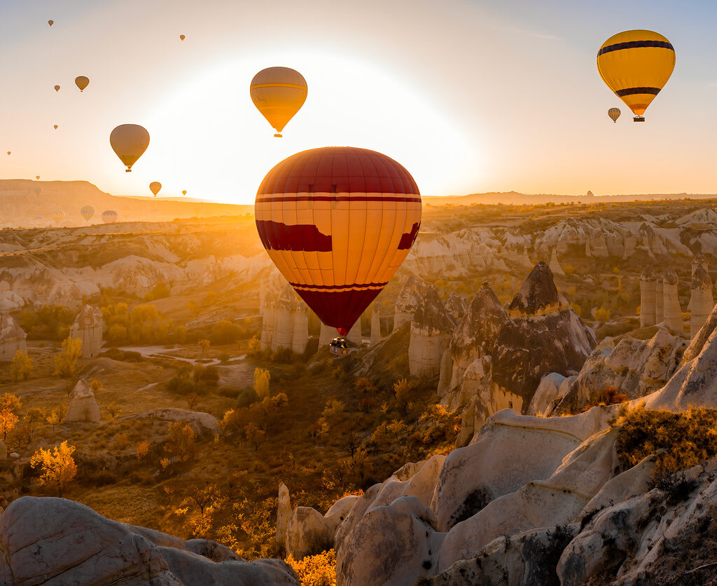 Globos al amanecer sobre los valles de Capadocia, tour Capadocia 2 días